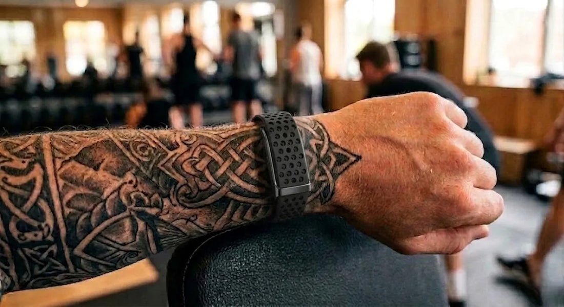 Bracelet connecté OnPulse porté sur un poignet tatoué - alternative à la Garmin et Apple Watch